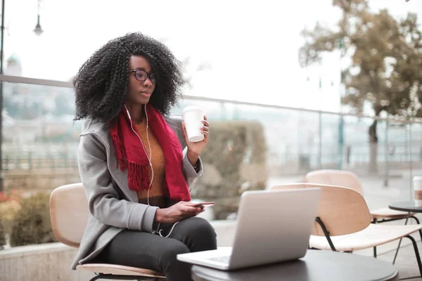 Donna Nera Con Smartphone Laptop Coffee Shop — Foto Stock