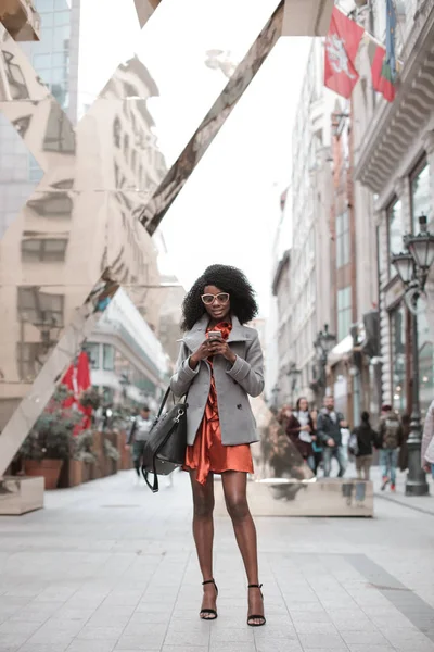 Bela Mulher Negra Elegante Escrever Uma Mensagem Cidade — Fotografia de Stock