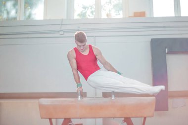 Yüzük tutarak ve spor salonunda egzersiz sporcu adam 