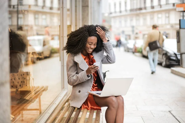 Souriante Fille Avec Smartphone — Photo