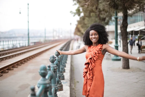 Όμορφο Μαύρο Κορίτσι Μόδας Στο Δρόμο — Φωτογραφία Αρχείου