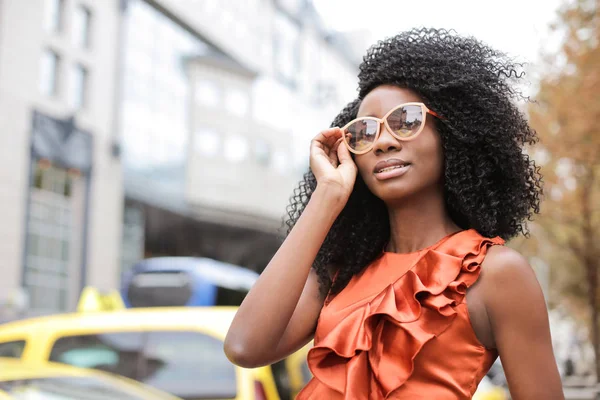 Modemodel Mit Sonnenbrille Auf Der Straße — Stockfoto