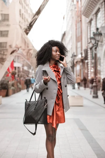 Mode Meisje Praten Telefoon Straat — Stockfoto