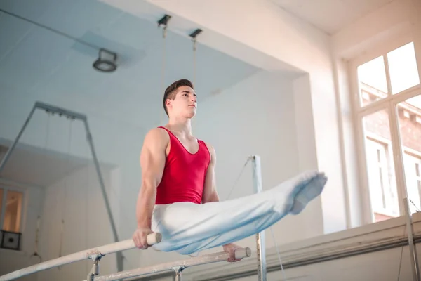 Atleta Hombre Realizando Movimientos Atléticos — Foto de Stock