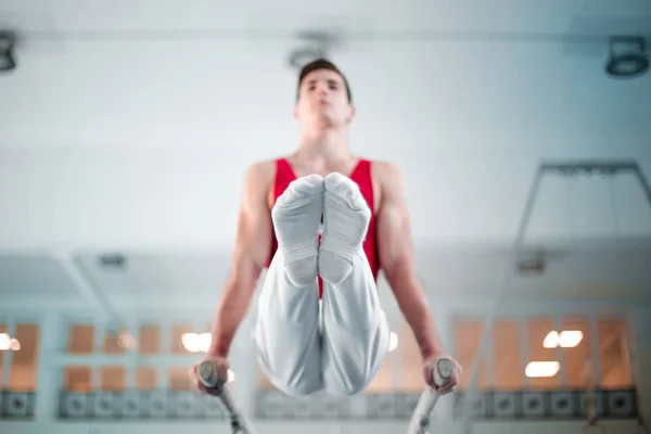 Ung Man Gör Atletiska Rörelser — Stockfoto