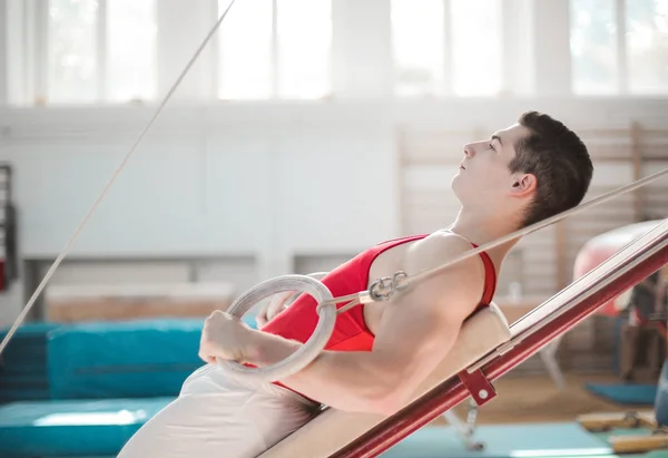 Idrottsman Man Hålla Ringar Och Stretching — Stockfoto