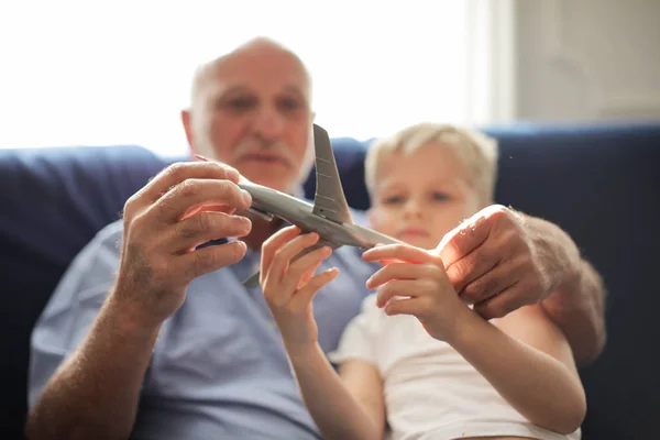 Grootvader Kleinzoon Samenspelen — Stockfoto