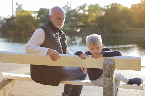 Farfar Och Barnbarn Sitter Bänken — Stockfoto