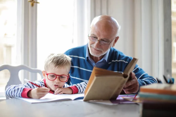 Großvater Lehrt Enkel Aus Buch — Stockfoto