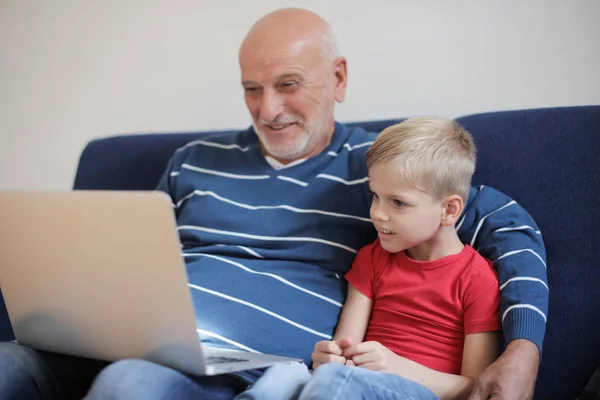 Opa Kleinzoon Kijken Naar Laptop — Stockfoto