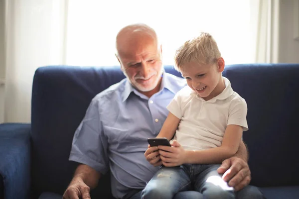 Grootvader Kleinkind Kijken Naar Smartphone — Stockfoto