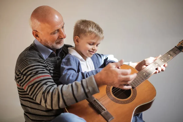 Avô Seu Neto Tocando Guitarra Juntos — Fotografia de Stock