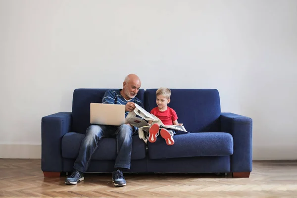 Farfar Och Barnbarn Med Laptop Och Tidningen — Stockfoto