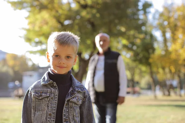 Kleiner Junge Und Sein Großvater Einem Park — Stockfoto