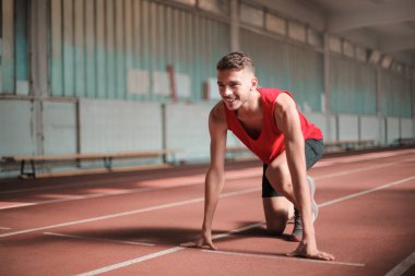 ön çizgisinde bekleyen sporcu adam