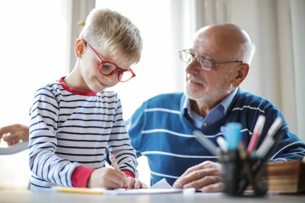 Kleiner Junge Zeichnet Während Sein Großvater Über Ihn Wacht — Stockfoto