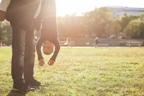 祖父抱着孙子户外 — 图库照片