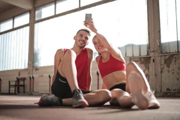 Junge Sportler Machen Selfies Während Einer Pause Fitnessstudio — Stockfoto