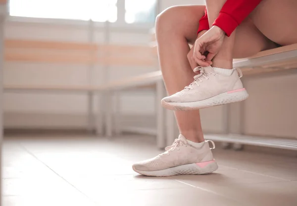 Athlete Laces Her Shoe While Training — Stock Photo, Image