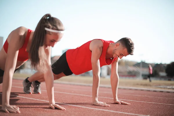 Junge Sportler Machen Liegestütze Freien — Stockfoto