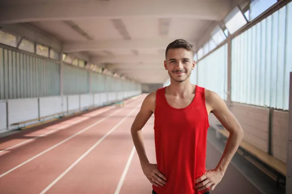 Sportoló Ember Mosolyogva Portré Atlétikai Pálya — Stock Fotó