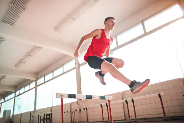 Homem Atleta Pulando Sobre Obstáculo — Fotografia de Stock