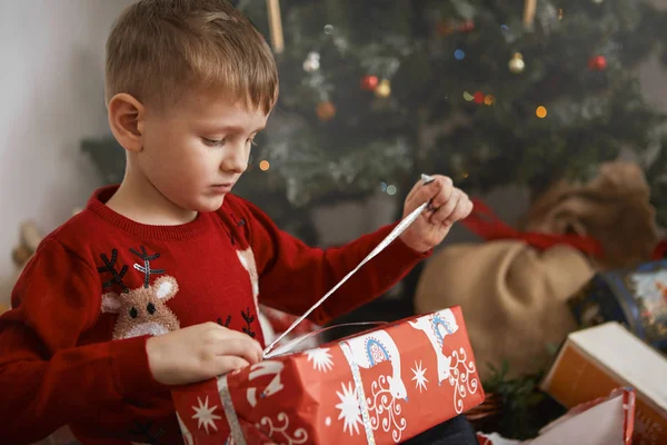 Petit Garçon Ouverture Noël Cadeaux — Photo