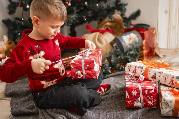 Niño Pequeño Abriendo Regalos Navidad —  Fotos de Stock