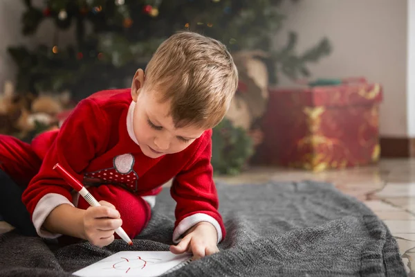 Malý Chlapec Kresba Vánoční Stromeček — Stock fotografie