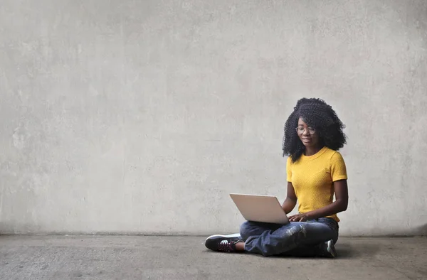 Mulher Negra Com Retrato Laptop — Fotografia de Stock