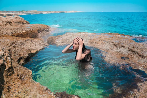 Mladá Žena Plavání Moři Laguna — Stock fotografie