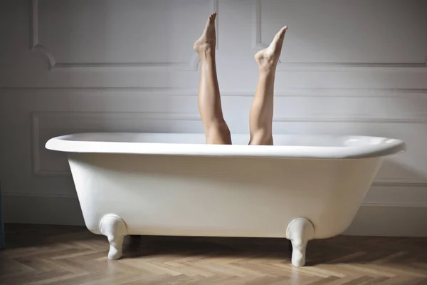 Femme Détendre Dans Baignoire Avec Les Jambes Vers Ciel — Photo