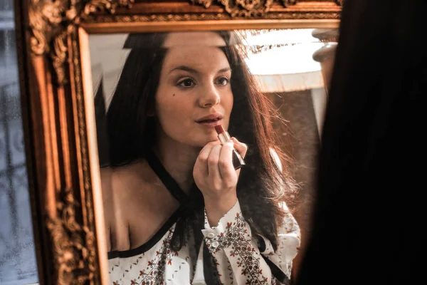 Mulher Morena Fazendo Sua Maquiagem — Fotografia de Stock