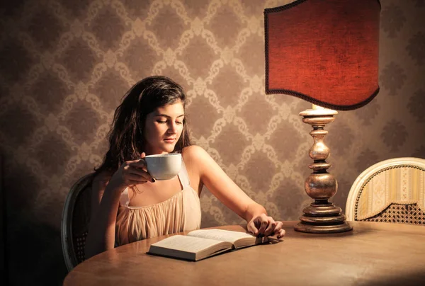 Brünette Frau Beim Kaffee Und Lesen — Stockfoto