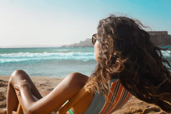 Vrouw Liggend Het Strand — Stockfoto