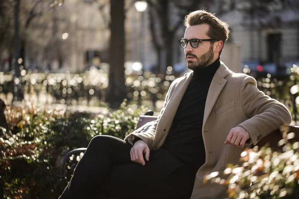 Hübsche Männliche Mode Modell Sitzt Auf Bank — Stockfoto