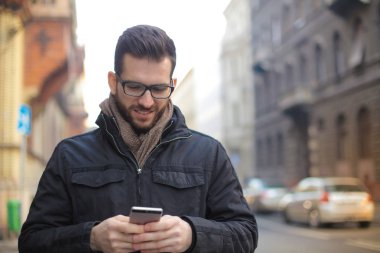 adam sokakta smartphone ile