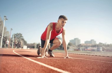start çizgisinde genç atlet adama