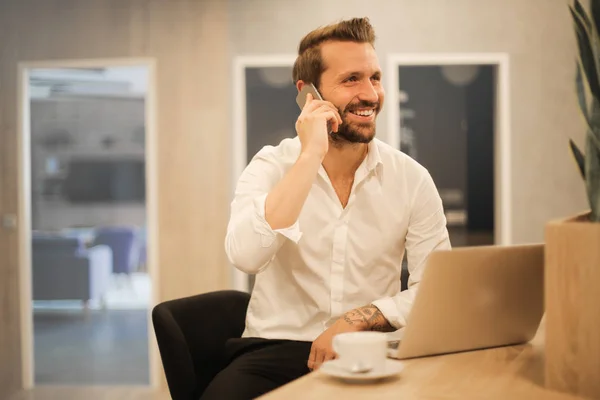 Bonito Jovem Empresário Telefone — Fotografia de Stock