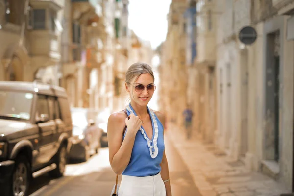 Blonde Woman Smiling Street — Stock Photo, Image