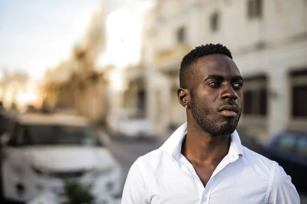 Preto Homem Branco Camisa Retrato — Fotografia de Stock