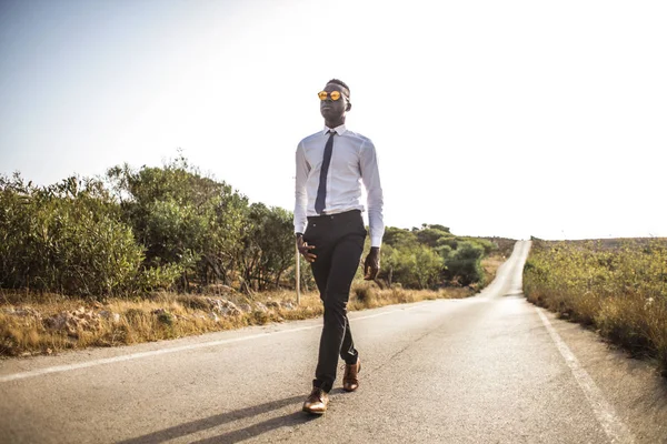 Joven Hombre Negocios Negro Caminando Por Camino —  Fotos de Stock