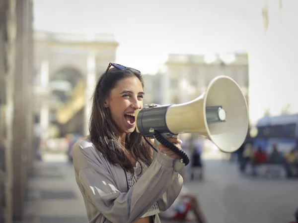 Mulher Gritando Megafone — Fotografia de Stock