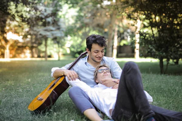 公園で笑っている同性愛者のカップル — ストック写真