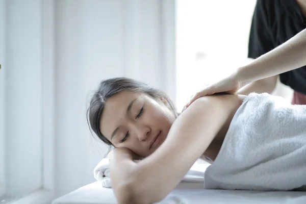 Jonge Aziatische Vrouw Krijgt Een Massage — Stockfoto