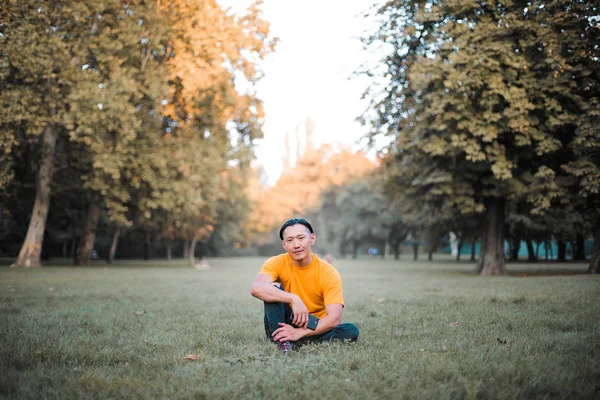 Молодий Азіатський Чоловік Сидить Парку — стокове фото