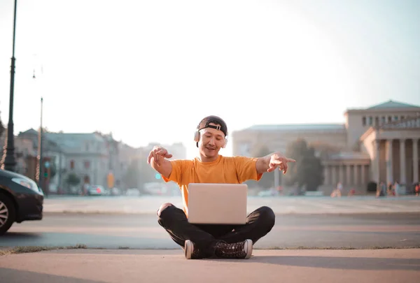 Asiático Hombre Con Laptop Auriculares Tener Divertido —  Fotos de Stock