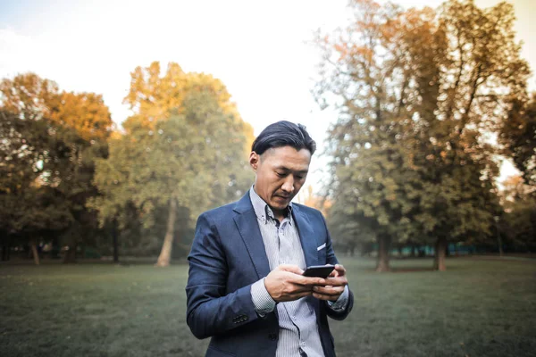 Азіатський Бізнесмен Портретом Смартфона Парку — стокове фото