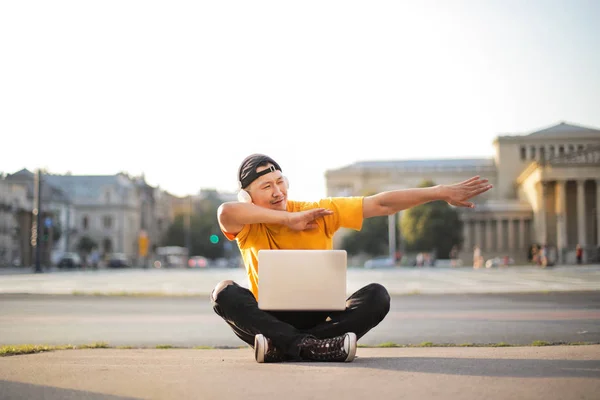 Asiatische Lustige Mann Mit Laptop Die Straße — Stockfoto