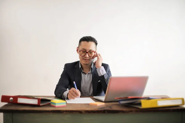 Asiático Hombre Negocios Trabajando Con Portátil — Foto de Stock